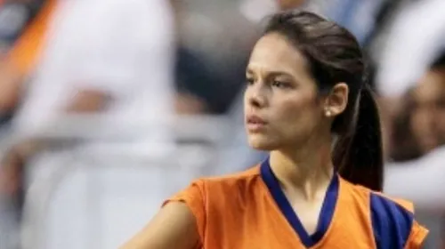 Poate defila oricând pe catwalk, dar a ales fotbalul!** Ce „assist” nebun a oferit o tânără din Brazilia! Visul ei: finala World Cup! VIDEO