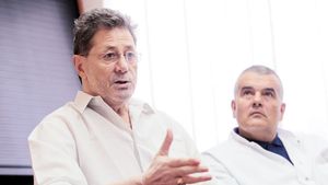 Dinu are laude numai la adresa Rapidului și a Vasluiului la ieșirea din spital!** De ce Steaua e ca "23 august 1944"