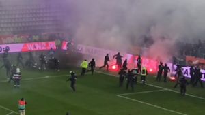 Șefii clubului UTA au găsit vinovații pentru sancțiunea primită de la FRF, după bătaia cu dinamoviștii de pe Arcul de Triumf! Aruncă totul pe cei de la CSA Steaua. „Au fost chemați la luptă”. În spatele acțiunii ar sta galeria arădeană care a vrut să se răzbune pe conducere! 