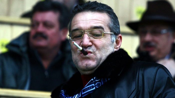Cum a reacționat Gigi Becali când i s-a dat să fumeze marijuana: „Am frecat țigara și…”