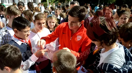 FOTO Antrenorul Mulțescu și mai mulți jucători dinamoviști au acordat autografe la școala generală 195
