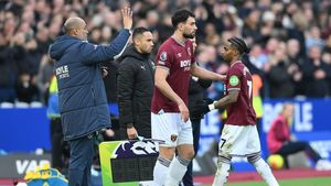 A fost aproape de a prelua Universitatea Craiova, iar acum e în Premier League și îi ceartă pe cei din staff-ul tehnic: „Înţeleg că el este şeful, dar nu m-a adus să tac”