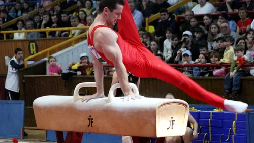 Marius Urzică, singurul campion olimpic din istoria gimnasticii românești, a lucrat la propria imagine. „Mi-am pus 4000 de fire de păr