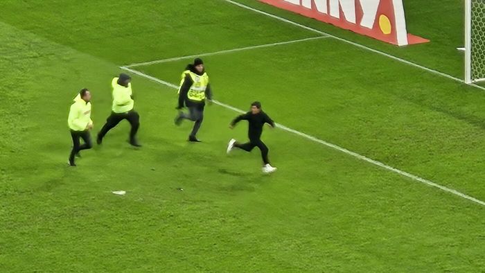 Ce s-a întâmplat pe teren și în tribune în ora în care fotbaliștii din Kosovo au fost așteptați să reia partida cu România. Imagini de senzație