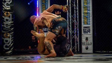 Incredibila poveste de viață a lui Alin Chirilă, românul ajuns campion european MMA: „Am plecat de acasă gonit de tată. Aveam 17 ani, 70 de lei în buzunar și am dormit pe bănci, în parcuri”