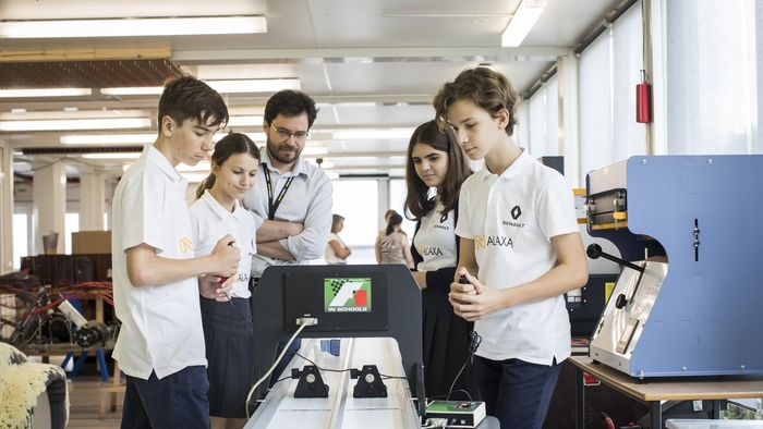 Renault susține echipa României la competiția internațională "F1 in schools"