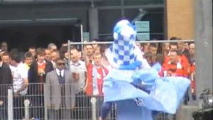 VIDEO Și-a trimis fratele în "gura lupului"!** Cum au reacționat fanii lui United când l-au văzut pe puștiul îmbrăcat în culorile lui City