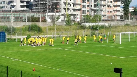 Ilie Stan a avut 28 de jucători la primul antrenament condus la noul ”FC Brașov”! Antrenorul care a promovat echipa a luat loc în tribună