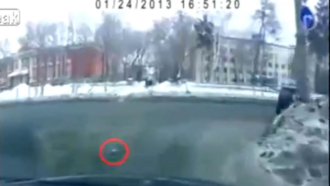 VIDEO Gestul pe care ți-ai dori și tu să-l faci!** Un șofer din Rusia a devenit IDOL după ce a făcut asta într-o intersecție: toată lumea l-a aplaudat