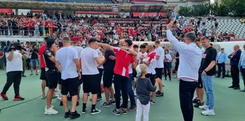A început festivitatea organizată de Dinamo după revenirea în Superliga! Imagini spectaculoase surprinse pe stadionul din „Ștefan cel Mare” | VIDEO