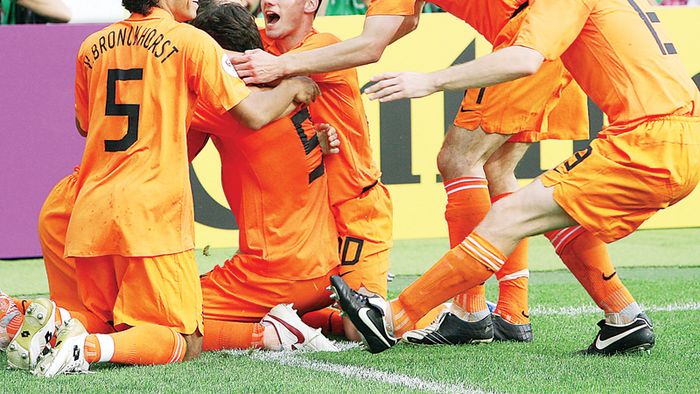 Van Bronckhorst: „România poate ajunge în finală"
