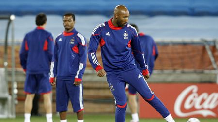 Evra: "Problema Franței nu este Anelka!** Avem printre noi un trădător care trebuie eliminat"