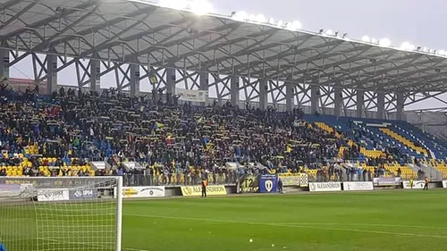 Când pasiunea pentru fotbal e mai presus de orice... chiar și în Liga a 4-a ! FOTO | Devotament incredibil din partea fanilor Petrolului: mai mulți decât au fost pe stadion la ultimul meci jucat 