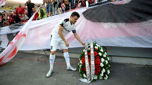 EMOȚIONANT! Atmosferă specială creată de fanii lui Dinamo la meciul cu Astra! Budescu a depus o coroană de flori în fața peluzei dinamoviste, în memoria lui Hîldan