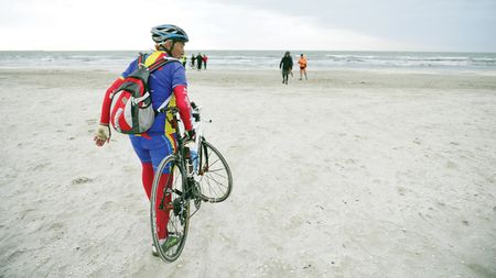 Lider în vârstă de 75 de ani în caravana cu "ProSport Cu Bicicleta la Mare"