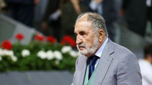 Ion Țiriac a ajuns vedetă cu Ferrari-ul său de 3.000.000 de dolari, de care a uitat un deceniu, pe celebrul site auto deținut de o milionară din Dubai