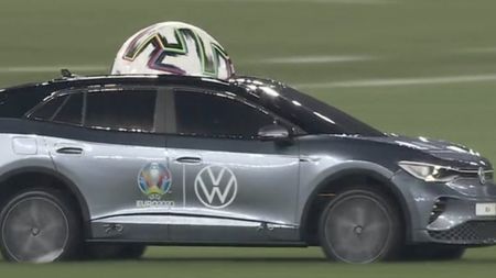 Moment de neuitat înainte de Euro 2020! Cum a fost adusă mingea înaintea meciului Turcia - Italia | FOTO & VIDEO