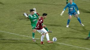 Rapid - Sepsi Sf. Gheorghe 1-1. Alex Ioniță îl salvează pe Mihai Iosif cu un gol superb