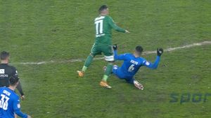 Vladimir Screciu, direct în istoria Craiovei, după eliminarea cu Sepsi! Primul „roșu” încasat de olteni după 51 de etape | FOTO & VIDEO