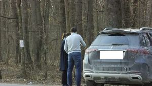 Imaginile momentului cu președintele FRF: ce au făcut Răzvan Burleanu și frumoasa lui soție, în pădure, când credeau că nu îi vede nimeni | FOTO & VIDEO EXCLUSIV