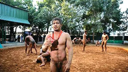 ȘOCANT Se pregătesc de Olimpiadă în condiții jalnice!** Un medaliat cu bronz la Beijing în 2008 se antrenează în praf și mănâncă mizerii: „Beau suc de fructe putrezite”