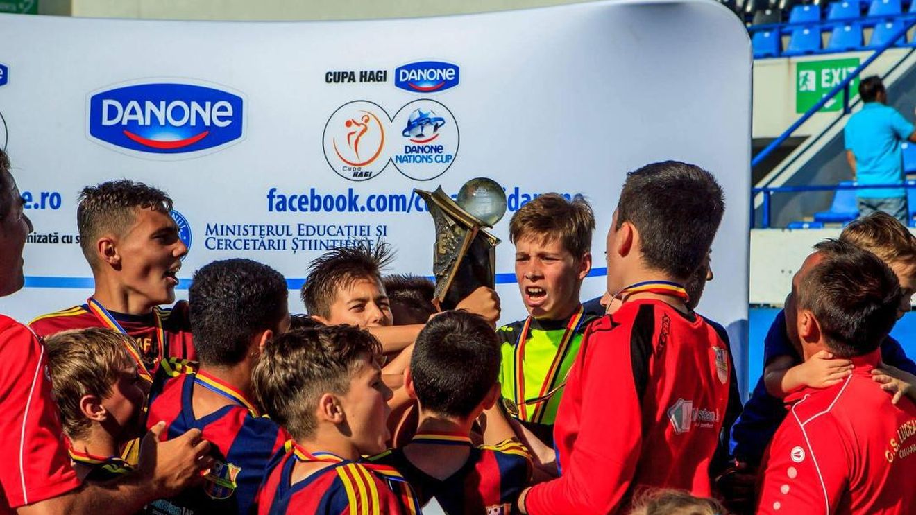 FOTO | Surprizele au început pe aeroport pentru micii campioni: Simona Halep, fotografie inedită alături de naționala U12 a României care participă la Mondialul din New York