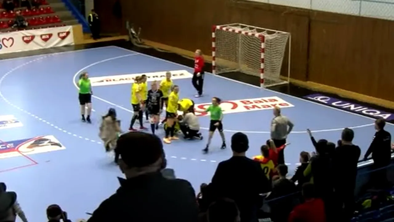 Imagini greu de privit! Gest golănesc la meciul de handbal feminin CS Minaur – SCM Craiova! „Criminală