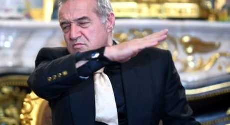 ”Are vreo gagică şi de aia nu joacă!”. Becali s-a săturat de un fotbalist de la FCSB şi i-a dat ”ultimatum”