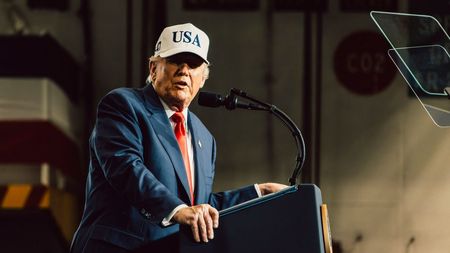 Trump a luat decizia și pe noua lui rețea de socializare, Truth Social, se va putea paria pe sport, pe rata inflației, pe prețul aurului sau pe alegeri!