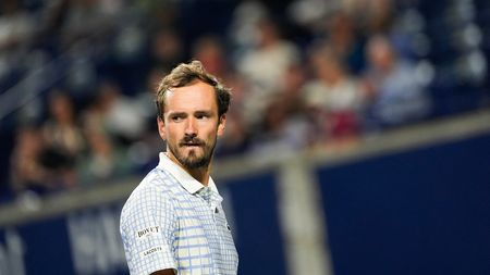 „Ce se întâmplă aici?”. Comentatorul a rămas uluit de gestul rusului Medvedev, care a plecat de pe teren și nu și-a mai luat lucrurile cu el