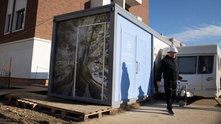 Septuagenarul român are pensie de prinț, dar preferă să muncească pe şantier cu fiul lui. Aşa a strâns avere de peste 100.000.000 de euro: „El construieşte blocurile şi eu le vând”