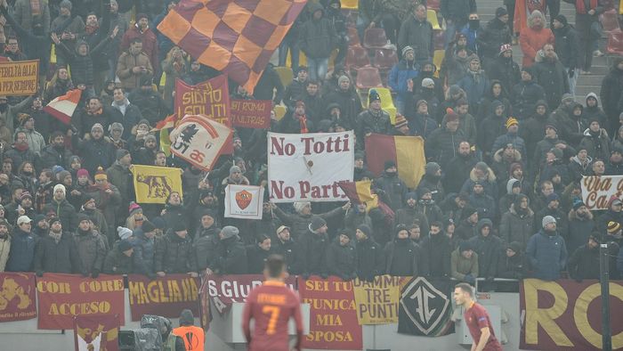 FOTO | Fanii Romei au adus în România un banner dedicat Rapidului, dar "liniștea" nu a durat mult. Bătaie cu stewarzii de pe Național Arena