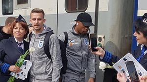 Jucătorii Craiovei, baie de mulțime înainte de plecarea cu trenul spre București. În gara din Bănie a răsunat imnul echipei de fotbal | VIDEO & FOTO