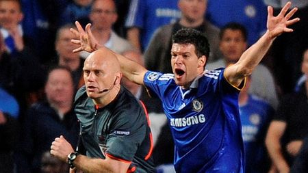 "Războiul" Hamburg - United, câștigat de un fan? Vezi cum vor nemții să îl transfere pe Ballack