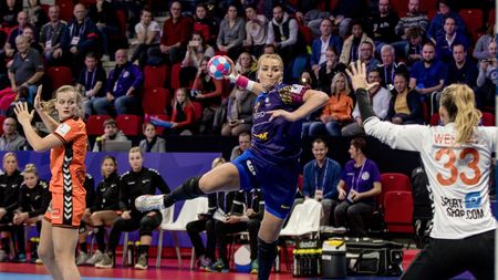 "Se putea mai mult, s-a văzut că ne putem bate!". Crina Pintea, cel mai bun pivot de la Euro 2018