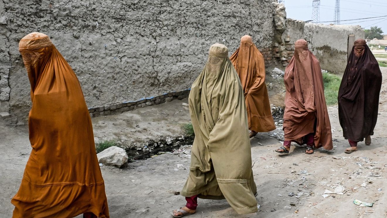 Talibanii au interzis femeilor să vadă cu ambii ochi! Reacția vedetei din SUA a venit imediat: „Ce nenorociți malefici!”