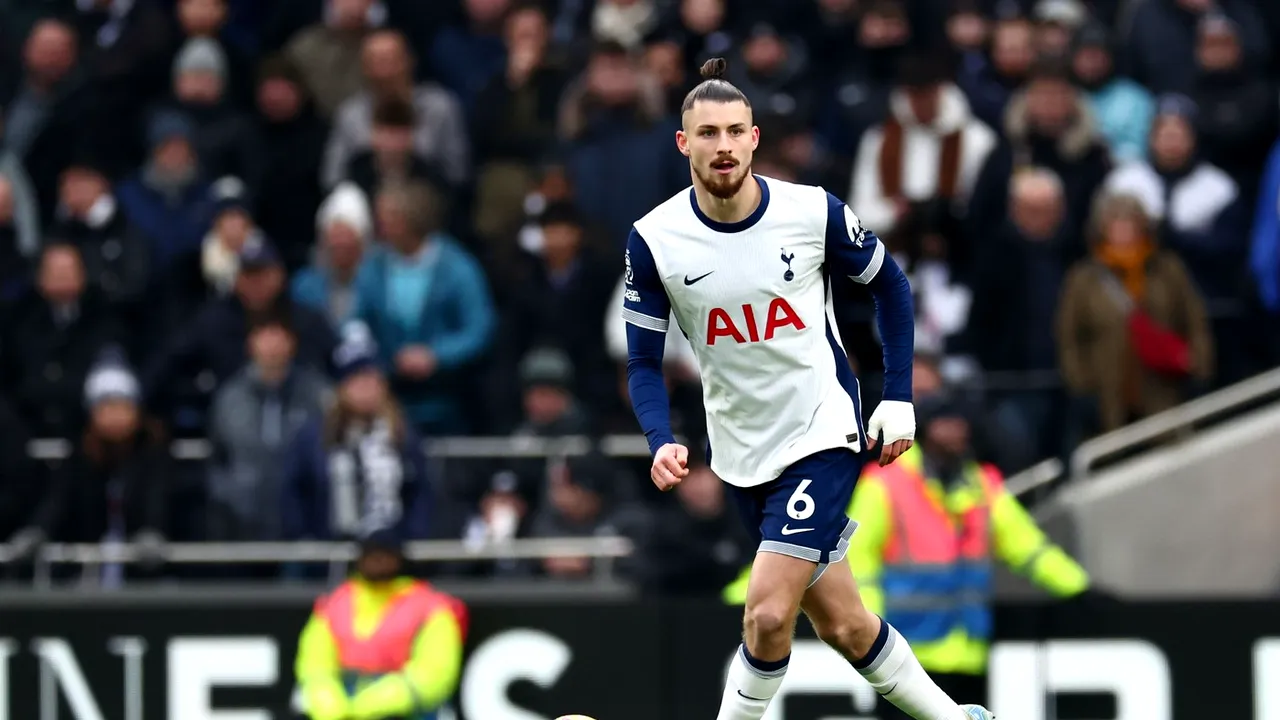 Ce notă a primit Radu Drăguşin, după ce a fost schimbat la pauză în Tottenham - Newcastle