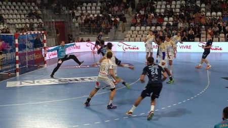 Șimicu și Popescu, seară magică în Franța! Cei doi români au fost decisivi în victoria echipei St. Raphael în fața celor de la Montpellier, în semifinala Turneului Campionilor. Interul român a fost desemnat și MVP-ul partidei