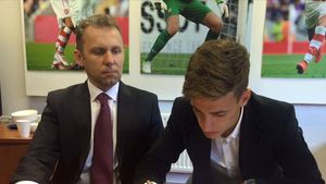 VIDEO EXCLUSIV | A refuzat-o pe Steaua și a semnat contractul vieții: "În doi ani vreau să joc în Premier League" Cine e Vlad Dragomir, puștiul care a ajuns la Arsenal