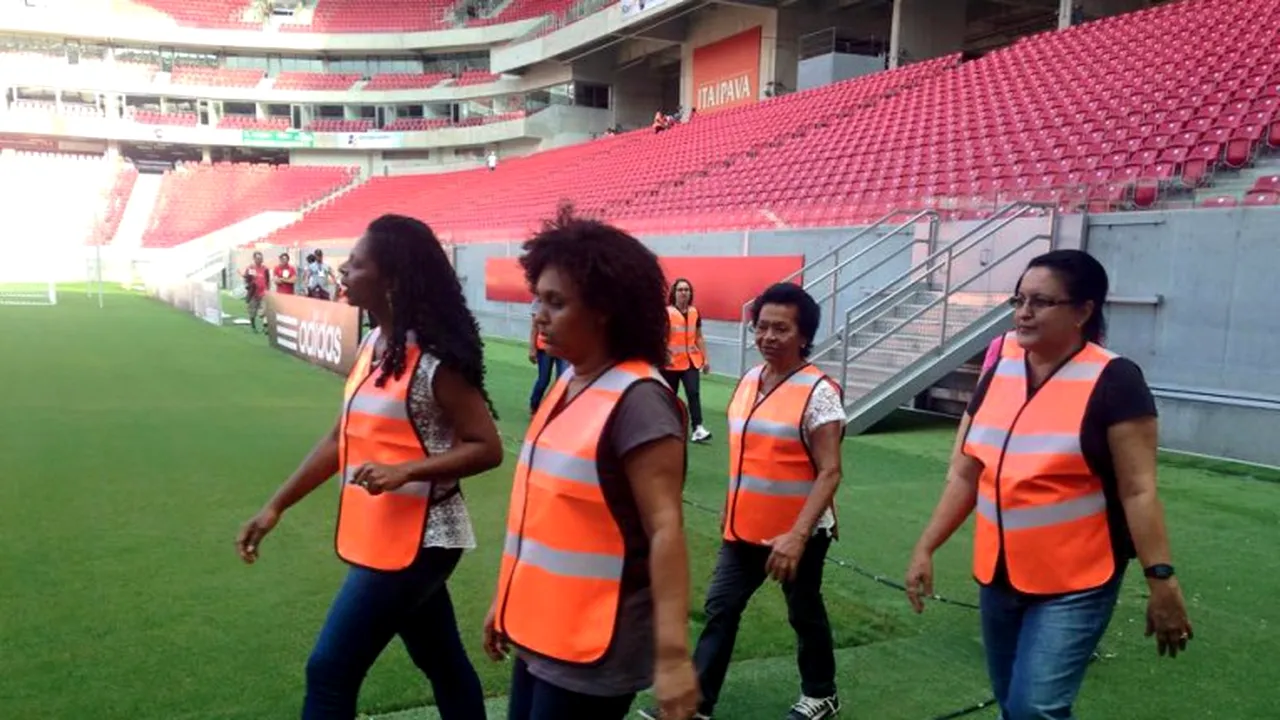 Oficialii unui club brazilian au găsit o soluție inedită pentru a evita incidentele din tribună la un derby: mamele suporterilor au fost angajate ca stewarzi