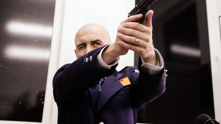 „Le pun cătușe atacanților"