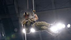 Tragedie pe stadion! Un militar a murit după ce a căzut de la aproximativ 45 de metri, sub privirile spectatorilor