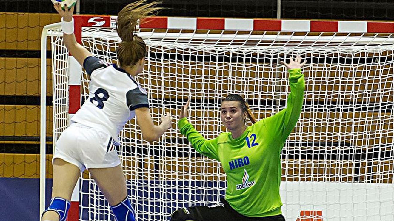 Cazul incredibil al unei campioane mondiale en-titre, care stă acasă pentru că nu are unde să joace! Daniela Corban este aproape de a reveni în teren după un chin de câteva luni. Costică Buceschi, posibil selecționer la lotul de tineret