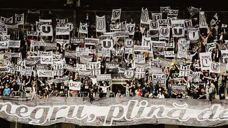 Peluza Șepcile Roșii, mesaj devastator pentru ”marii U-iști” care vor să preia puterea la ”U” Cluj: ”U nu are nevoie de gheare și minți avide după putere care să-l sfâșie!”