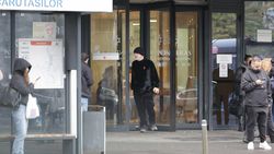 Imaginile zilei cu Gigi Becali la spital. I-a dat un teanc de bani lui Ionuț Luțu şi s-a purtat ca un star rock cu femeile din jur