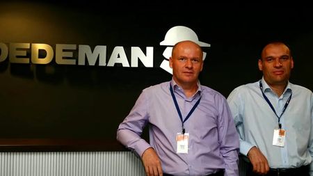 Cei mai bogați români intră în afacerea de la Genoa! Frații Pavăl, deținătorii imperiului Dedeman, cumpără clubul italian cu Dan Şucu, nu Ion Țiriac