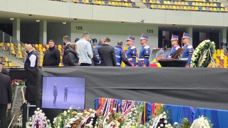 Ce imagini emoționante! Reprezentanții Jandarmeriei și cei care au asigurat paza au fost ultimii care și-au luat adio de la Mircea Lucescu la Arena Națională