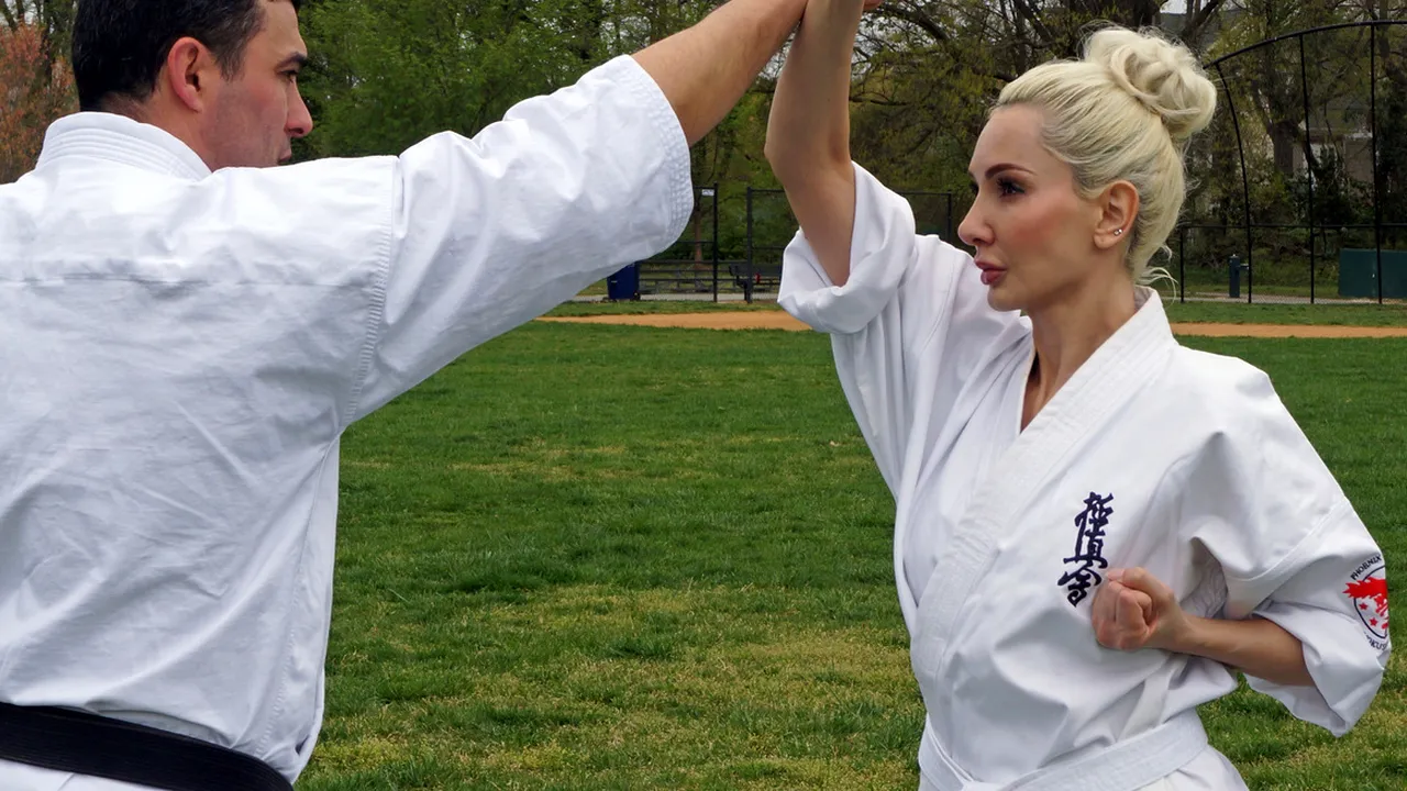 Un multiplu campion la karate și scriitoarea Ioana Lee promovează sportul românesc în SUA