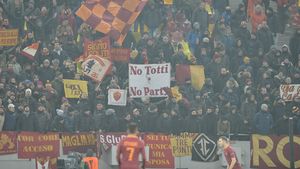 FOTO | Fanii Romei au adus în România un banner dedicat Rapidului, dar "liniștea" nu a durat mult. Bătaie cu stewarzii de pe Național Arena