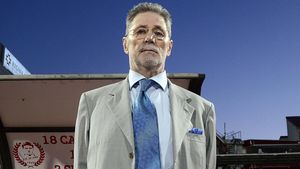 Ce se întâmplă cu Cornel Dinu după ce depresia îl țintuise de peste un an în casă. Lucescu și Lupescu s-au dus la el: „Are un tratament nou”